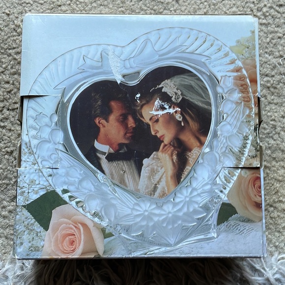 VINTAGE “MOMENTS” HEART GLASS FRAME. New in original box - Picture 5 of 8